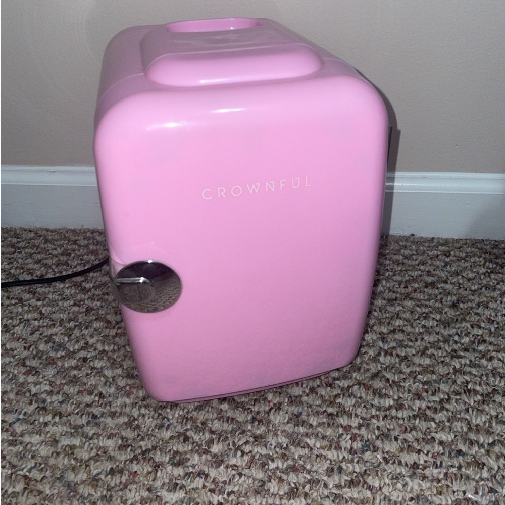Pink Mini fridge - Picture 2 of 6